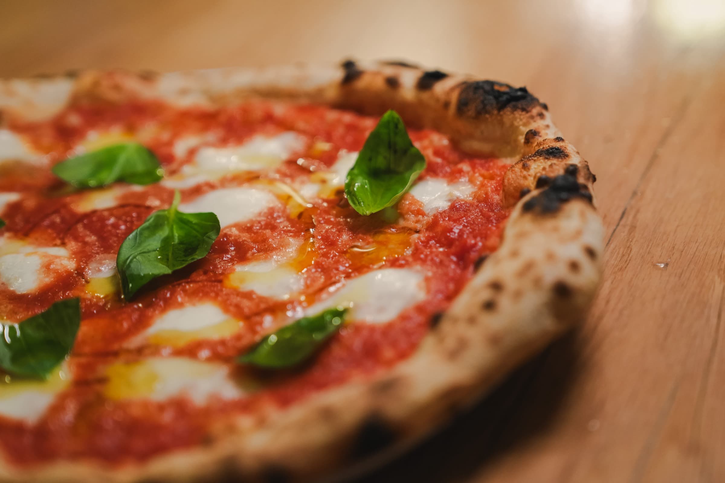 Nahaufnahme einer Pizza Margherita