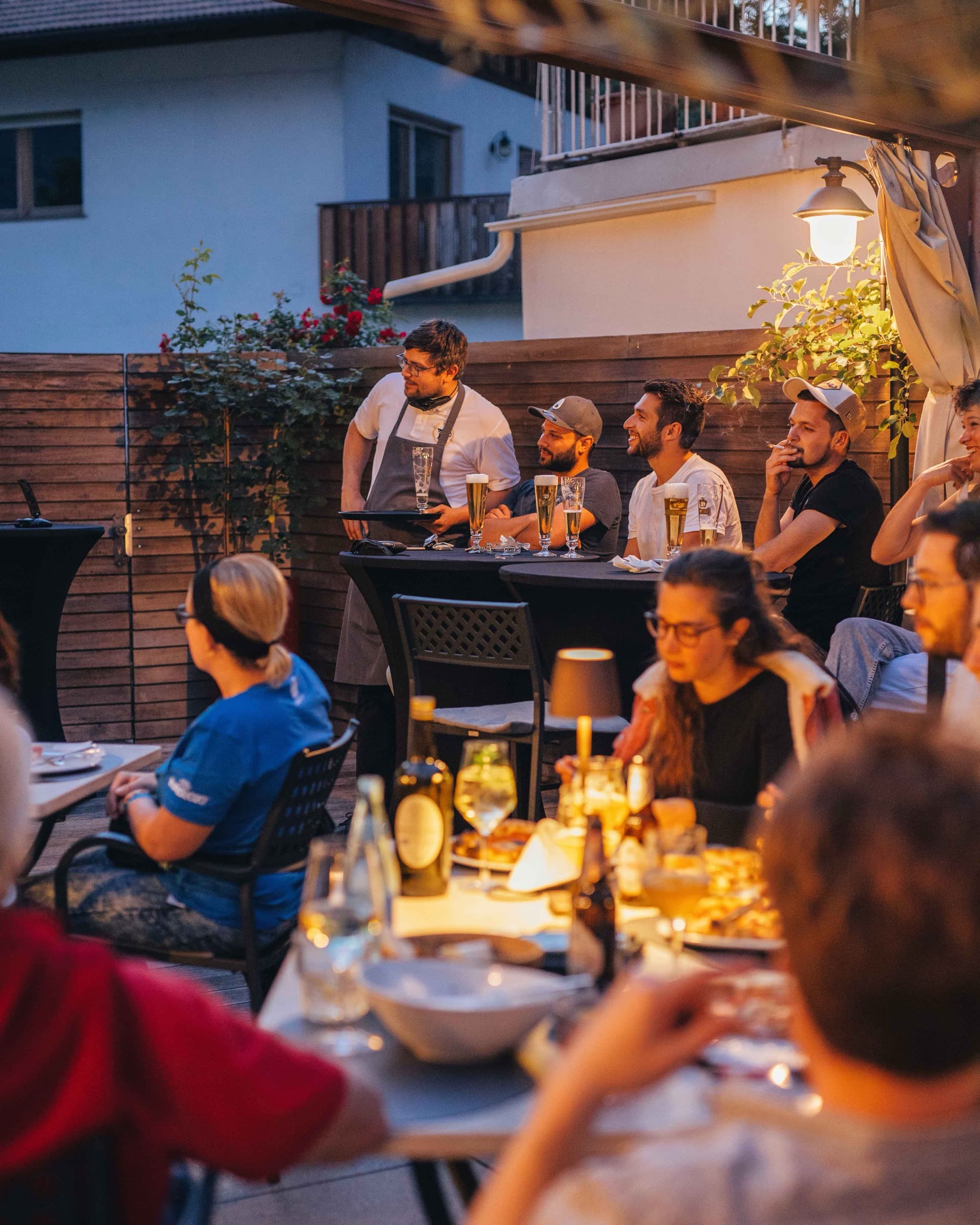 Abend auf der Terrasse, Gäste mit Bier